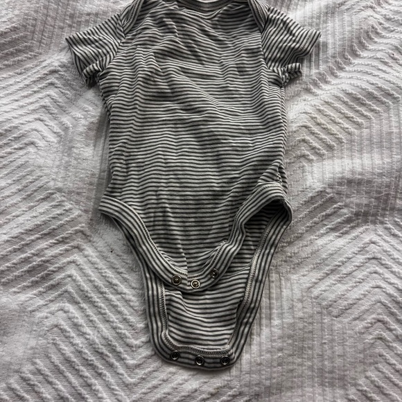 Old Navy 6-12 month‎ Onesies - Picture 3 of 5